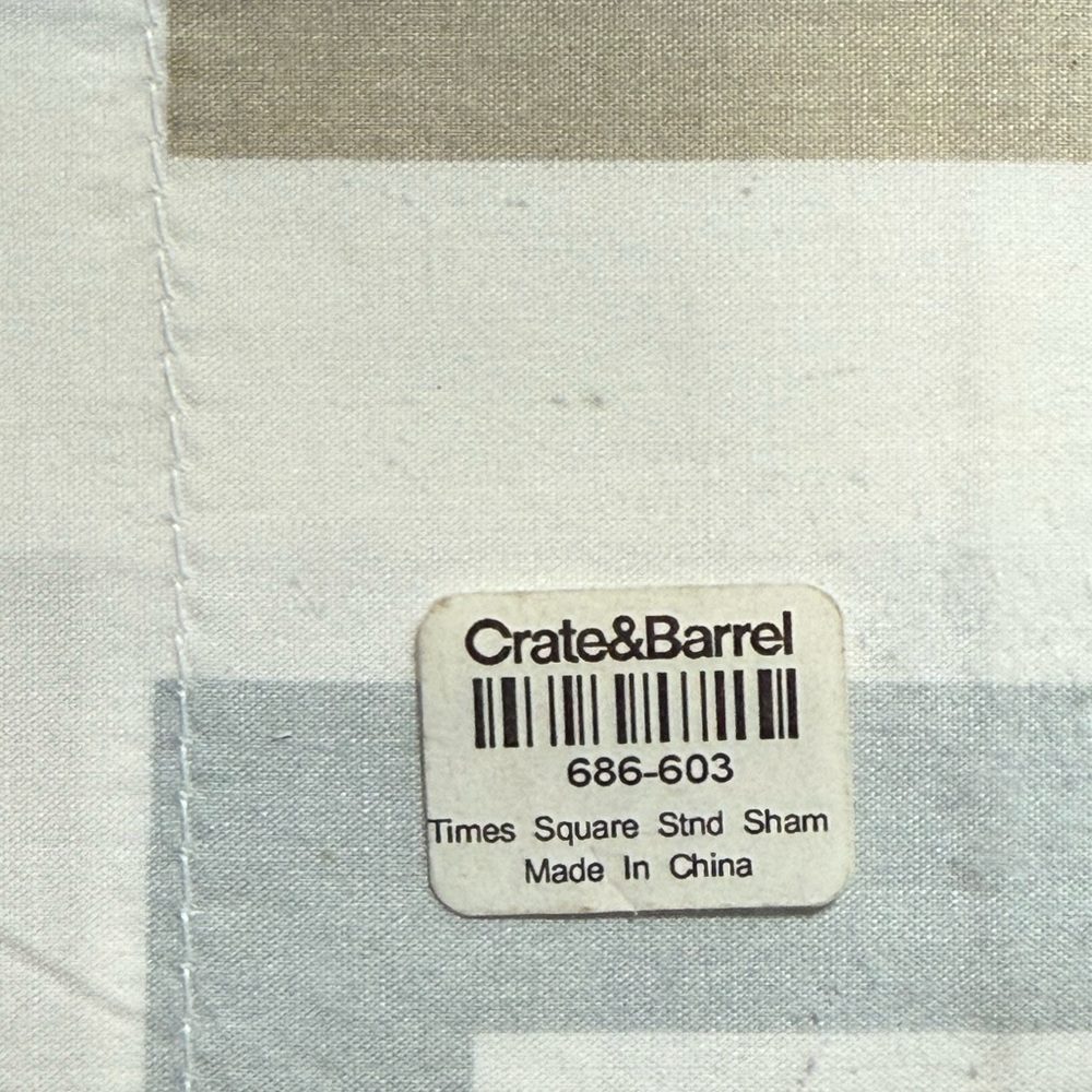 Crate & Barrel Times Square twin set 1 duvet cover,2 standard shams &1 bedskirt - Picture 7 of 8